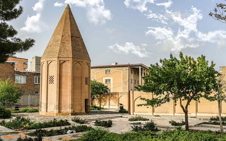 برج قربان، بنایی بازمانده از یک مجموعه بزرگ تاریخی