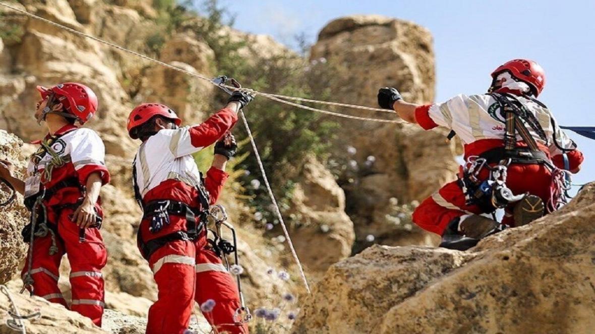 نجات فردی 32ساله در صخره های جاده چالوس