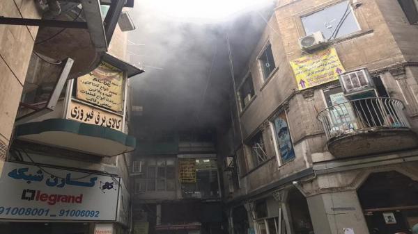 پاساژی در بازار تهران طعمه آتش شد